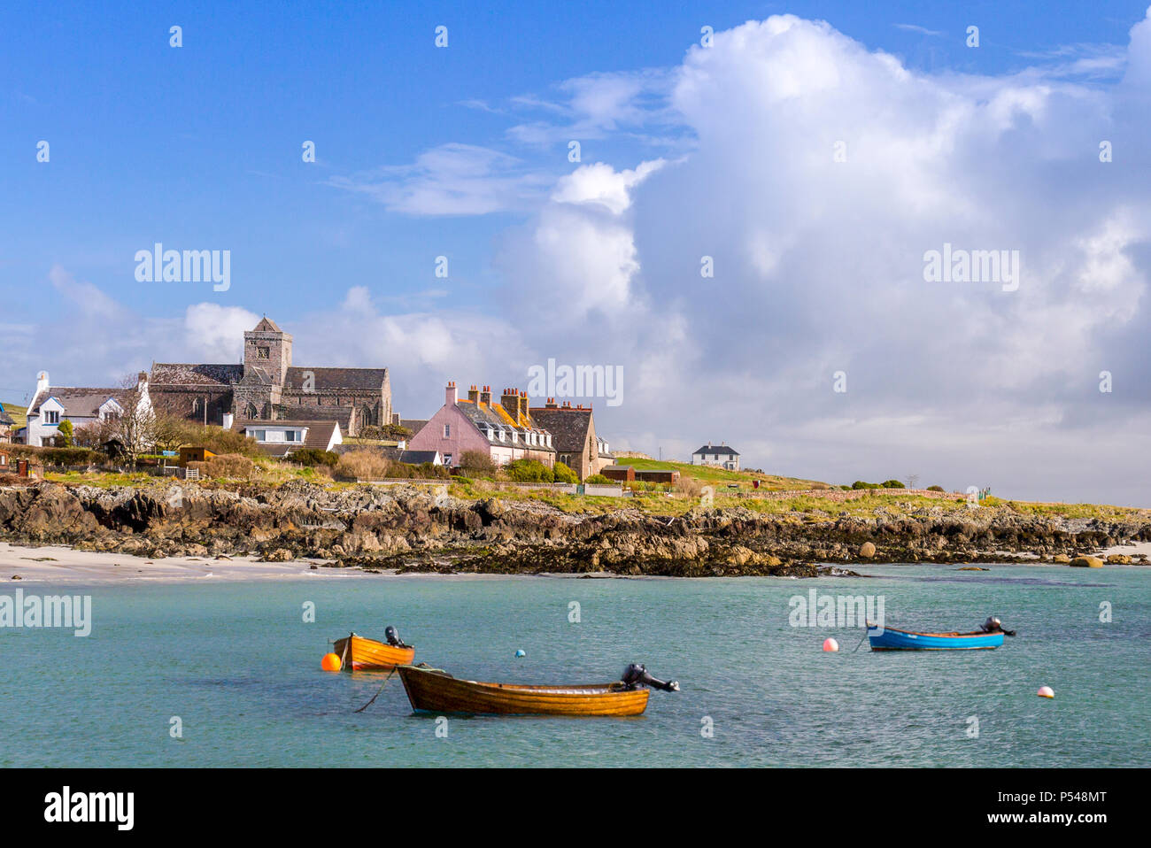 Le village de Baile Mor et l'abbaye historique au Hebridean island d'Iona surplombent le son d'Iona, Argyll and Bute, Ecosse, Royaume-Uni Banque D'Images