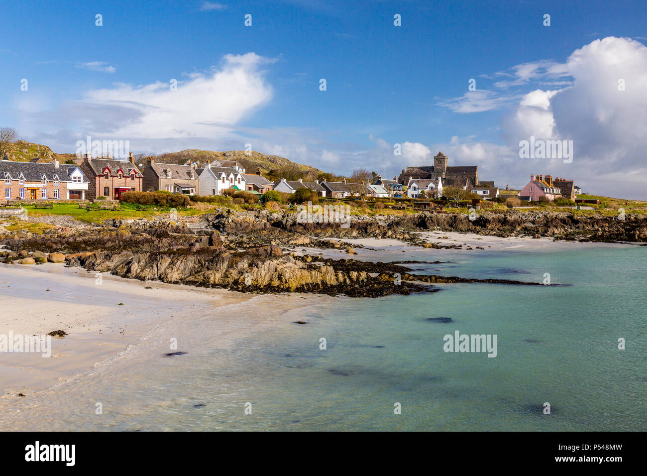 Le village de Baile Mor et l'abbaye historique au Hebridean island d'Iona surplombent le son d'Iona, Argyll and Bute, Ecosse, Royaume-Uni Banque D'Images