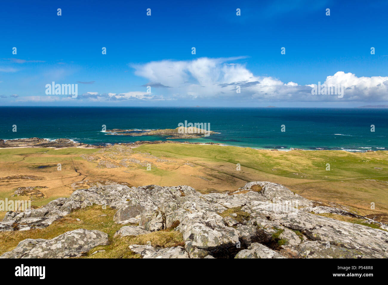 À la NW vers Tresnish Isles du sommet de Dun I (101m), le point le plus élevé sur l'île des Hébrides d'Iona, Argyll and Bute, Ecosse, Royaume-Uni Banque D'Images