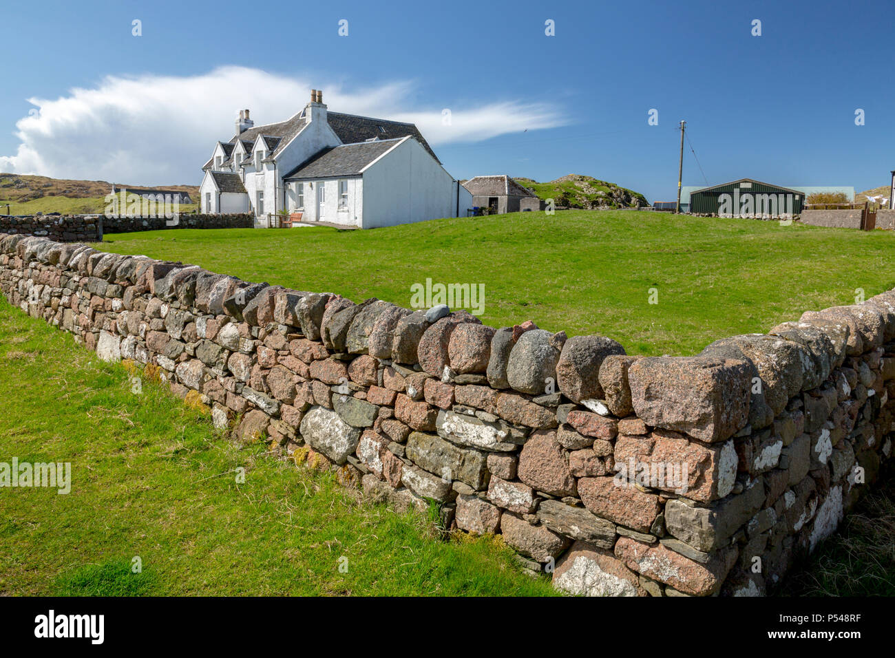 Un cas isolé cottage blanchi à l'intérieur d'un mur de granit pierres sèches sur l'Hebridean island d'Iona, Argyll and Bute, Ecosse, Royaume-Uni Banque D'Images