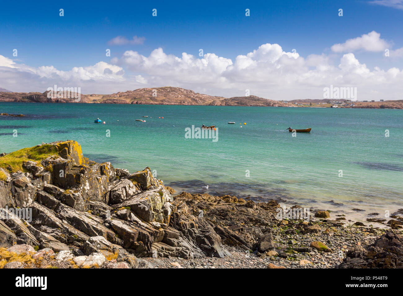 Une collection de petits bateaux de pêche dans le son d'Iona à Baile Mor sur l'Hebridean island d'Iona, Argyll and Bute, Ecosse, Royaume-Uni Banque D'Images