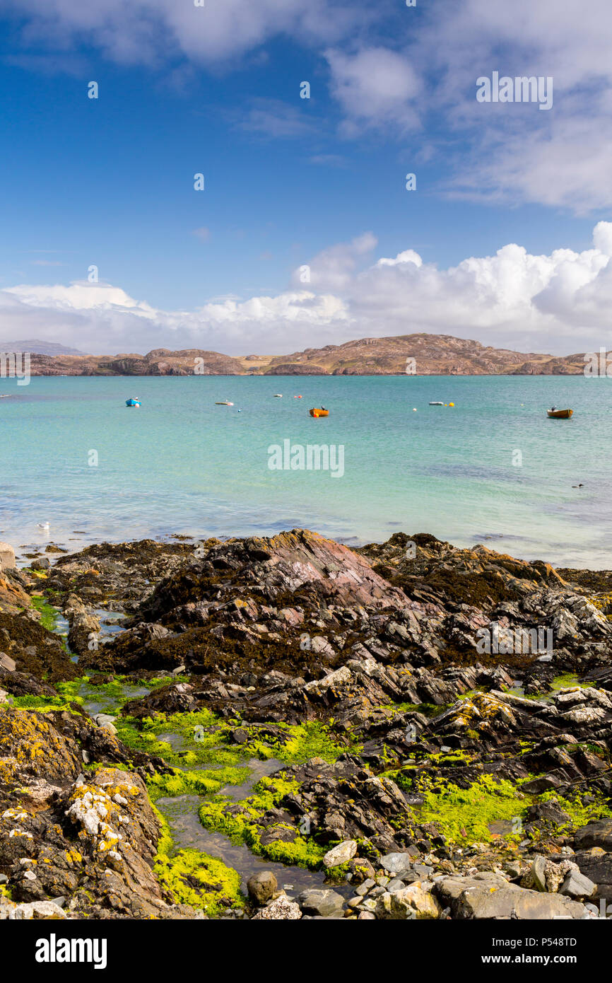 Une collection de petits bateaux dans le son d'Iona à Baile Mor sur l'Hebridean island d'Iona, Argyll and Bute, Ecosse, Royaume-Uni Banque D'Images