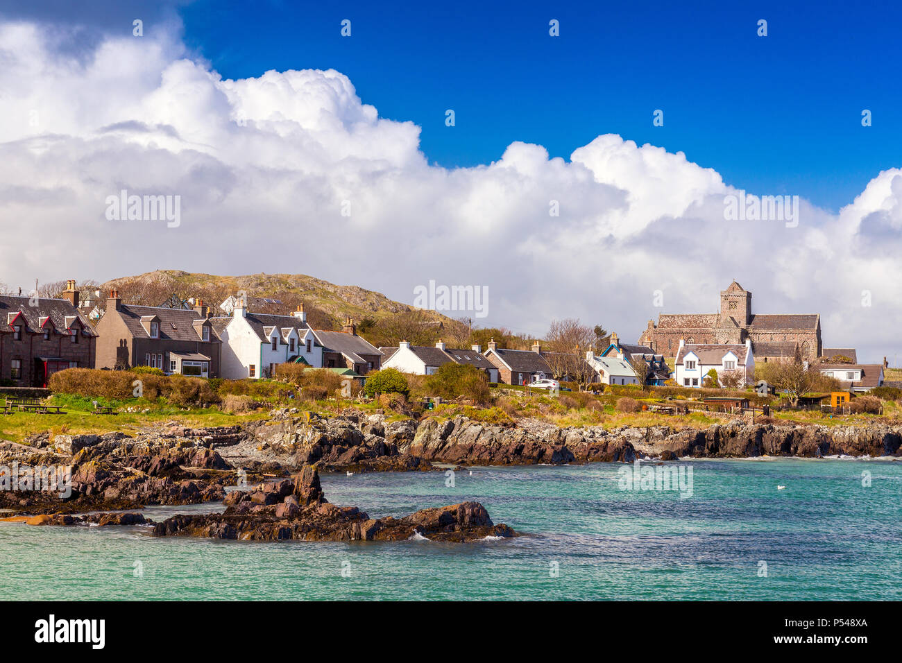 Le village de Baile Mor et l'église de l'abbaye historique sur l'île d'Iona Hébrides surplombent le son d'Iona, Argyll and Bute, Ecosse, Royaume-Uni Banque D'Images