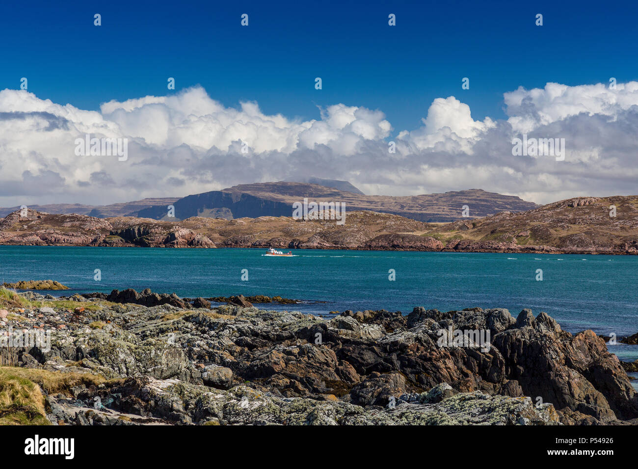 Un ferry traverse le son d'Iona avec les montagnes de Mull et Ben plus au-delà, l'Argyll and Bute, Ecosse, Royaume-Uni Banque D'Images
