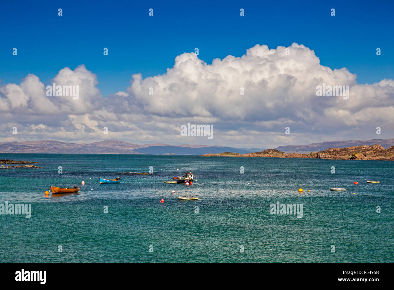 Une collection de petits bateaux dans le son d'Iona à Baile Mor sur l'Hebridean island d'Iona, Argyll and Bute, Ecosse, Royaume-Uni Banque D'Images