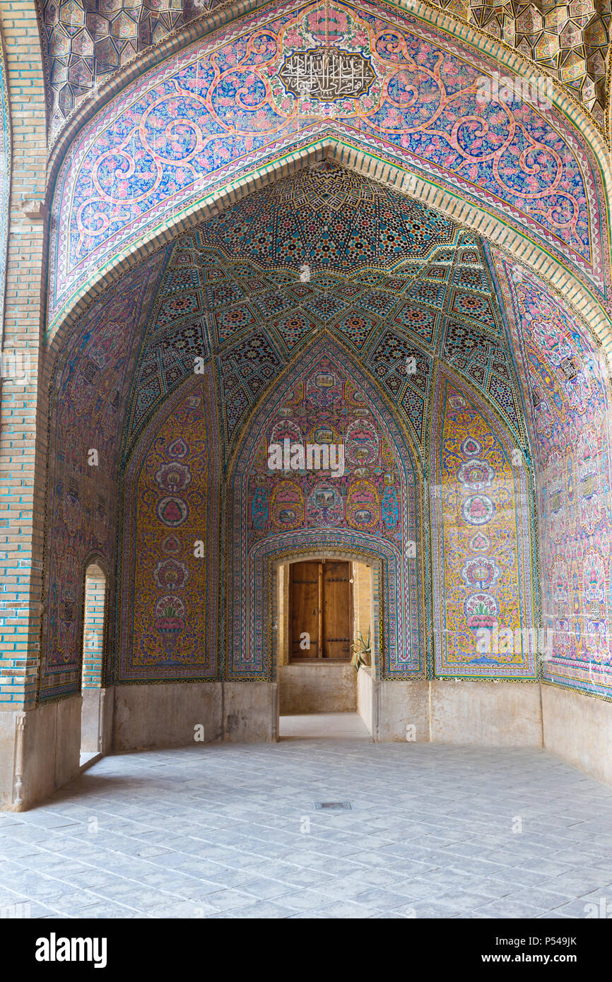 Masjed-e Nasir al-Molk, également connu sous le nom de mosquée rose, Shiraz, Iran Banque D'Images