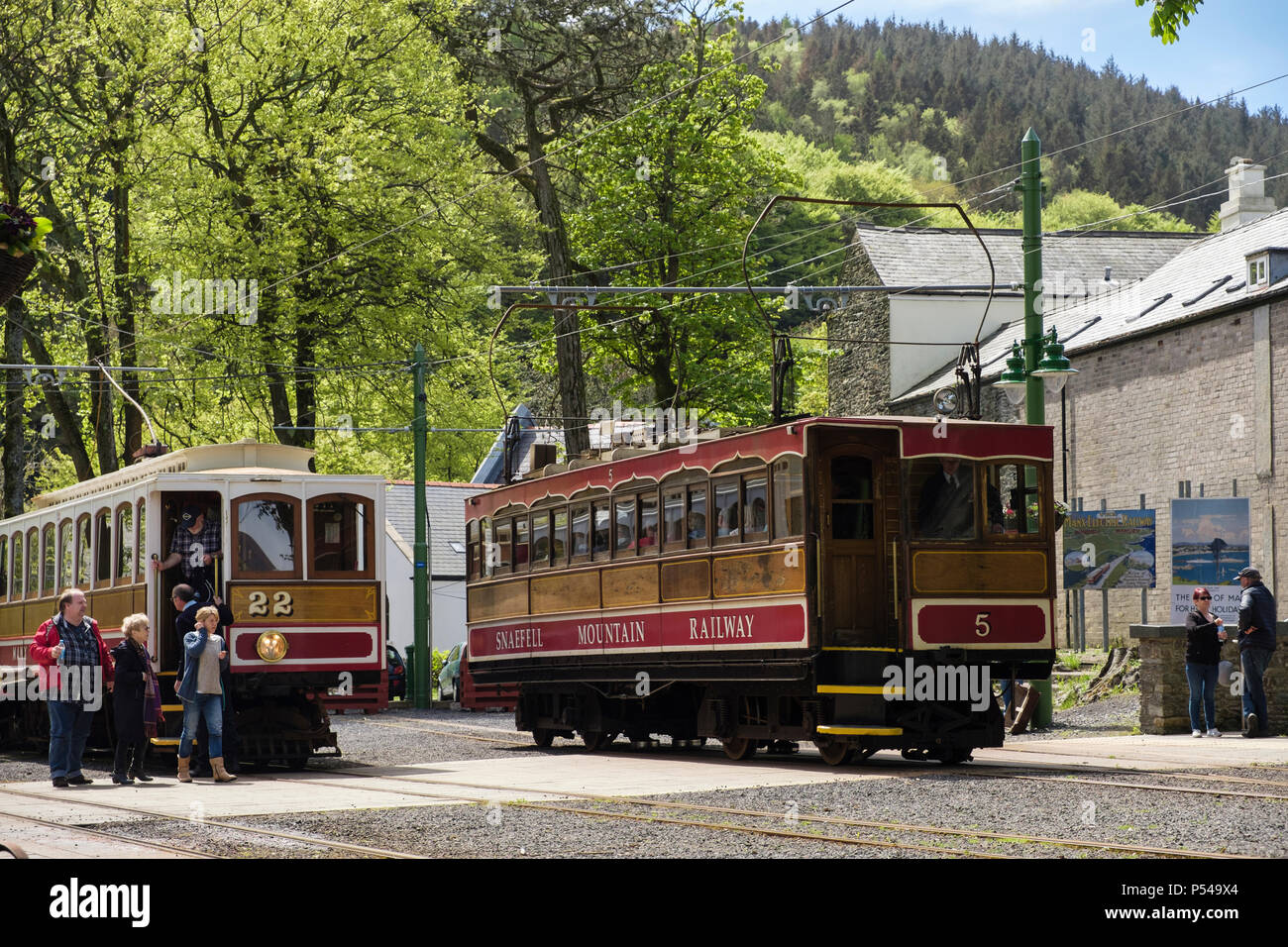 Snaefell Mountain Railway electric railcar transport numéro 5 et Manx Electric Railway train 22 dans la gare de Laxey, Île de Man, îles britanniques Banque D'Images