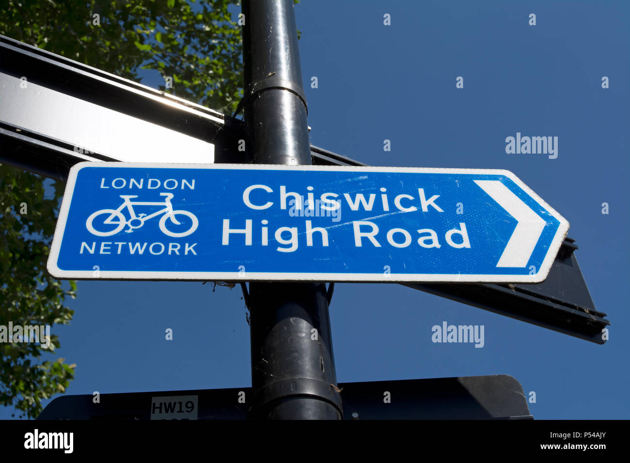 London cycle pointant vers la droite direction réseau panneau indiquant à Chiswick High Road Banque D'Images