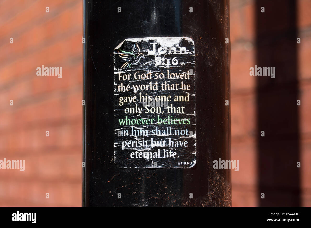 Autocollant placé sur lampadaire avec avec bible citation de John 3:16 Banque D'Images