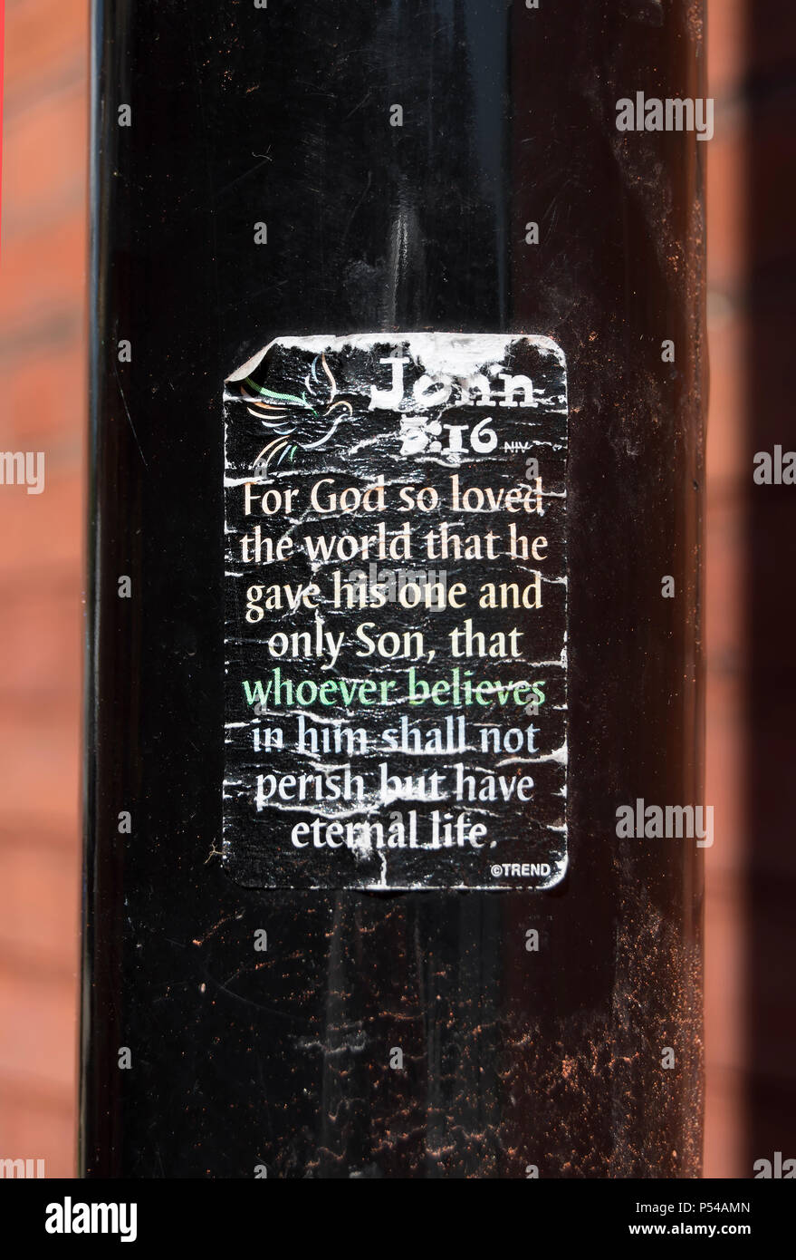 Autocollant placé sur lampadaire avec avec bible citation de John 3:16 Banque D'Images
