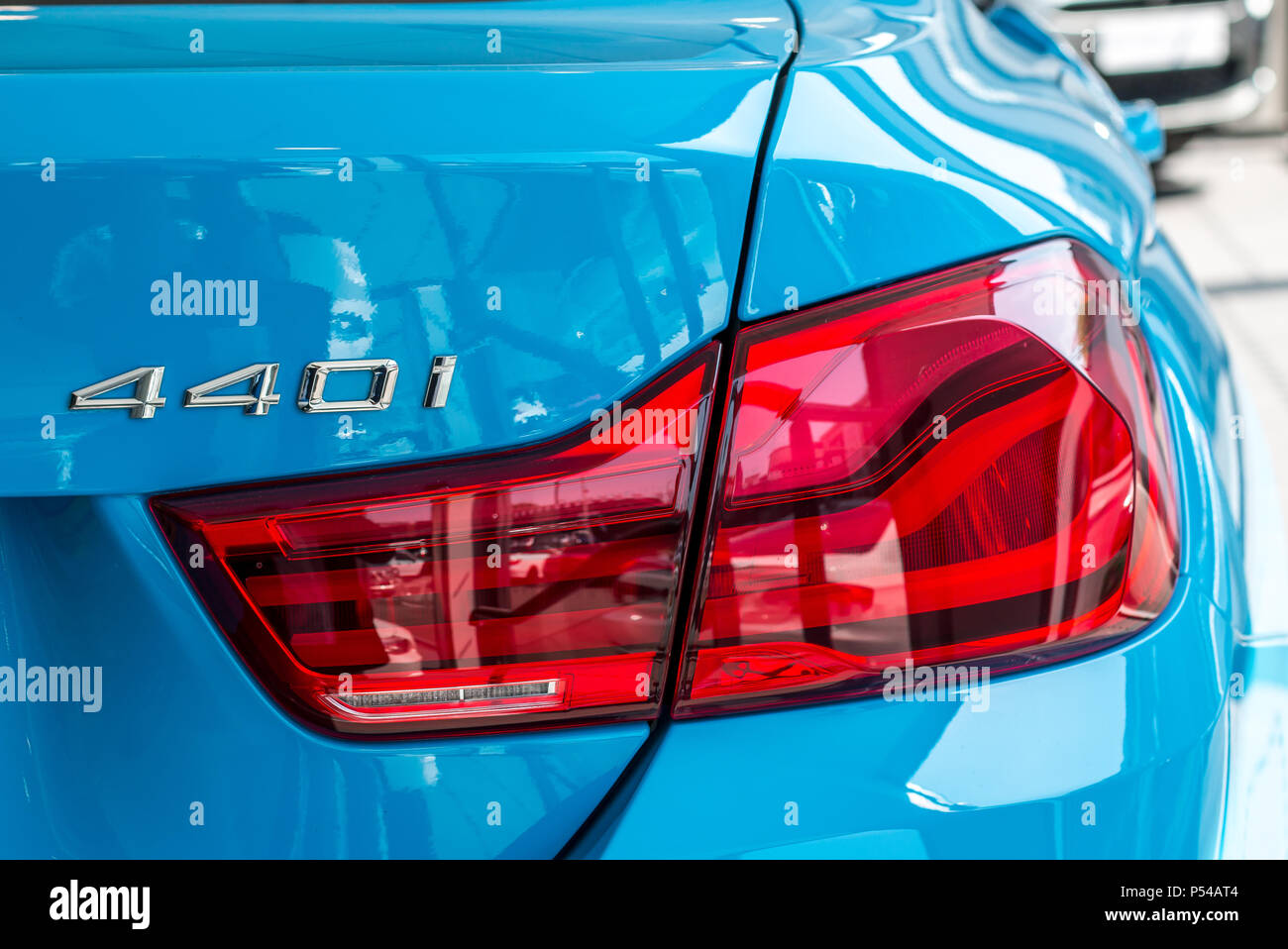 Le feu arrière d'une BMW Série 4 moderne Gran Coupé salon de voiture Photo  Stock - Alamy