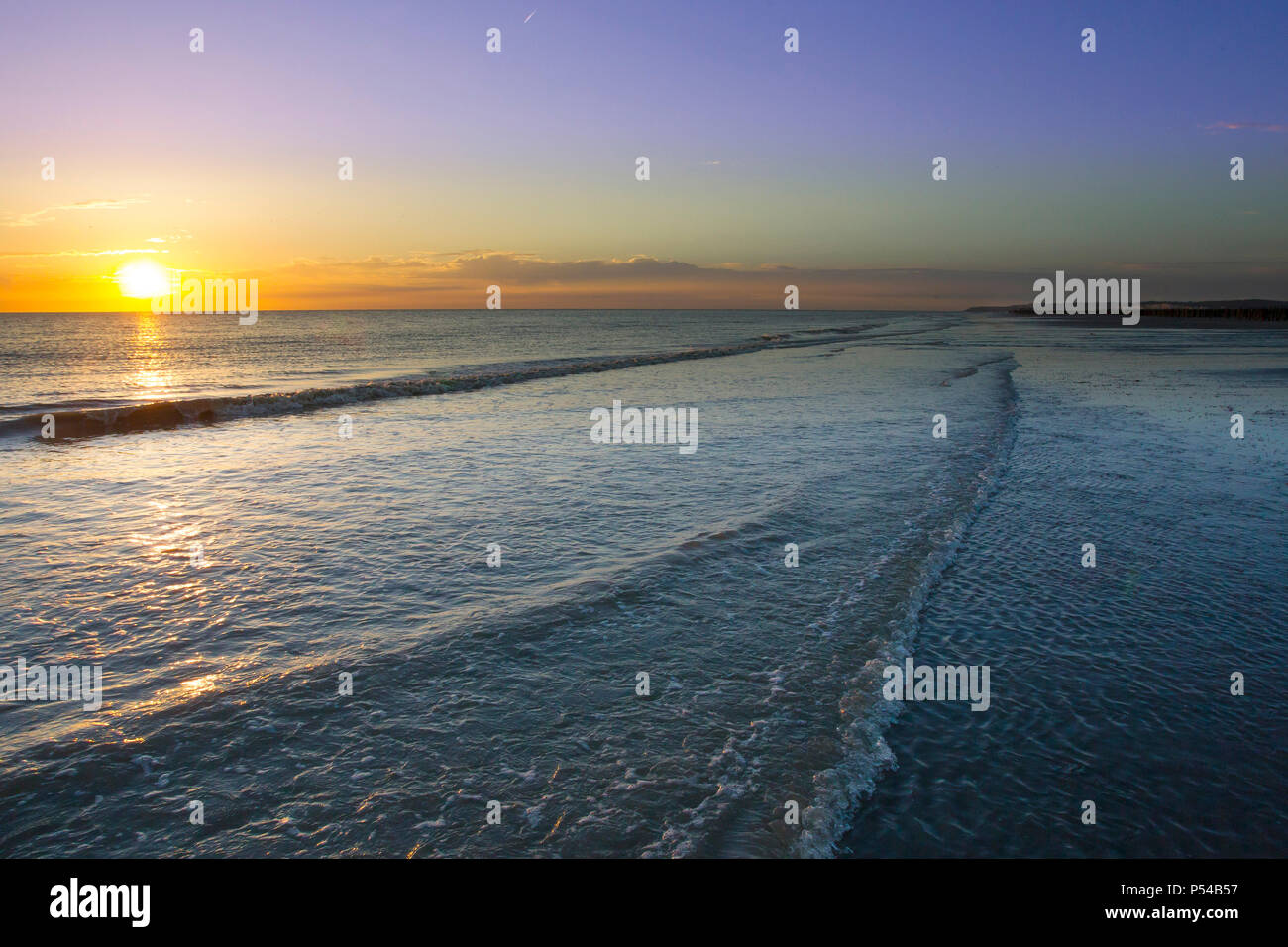 Coucher du soleil sur la plage de Dannes (nord de la France) Banque D'Images