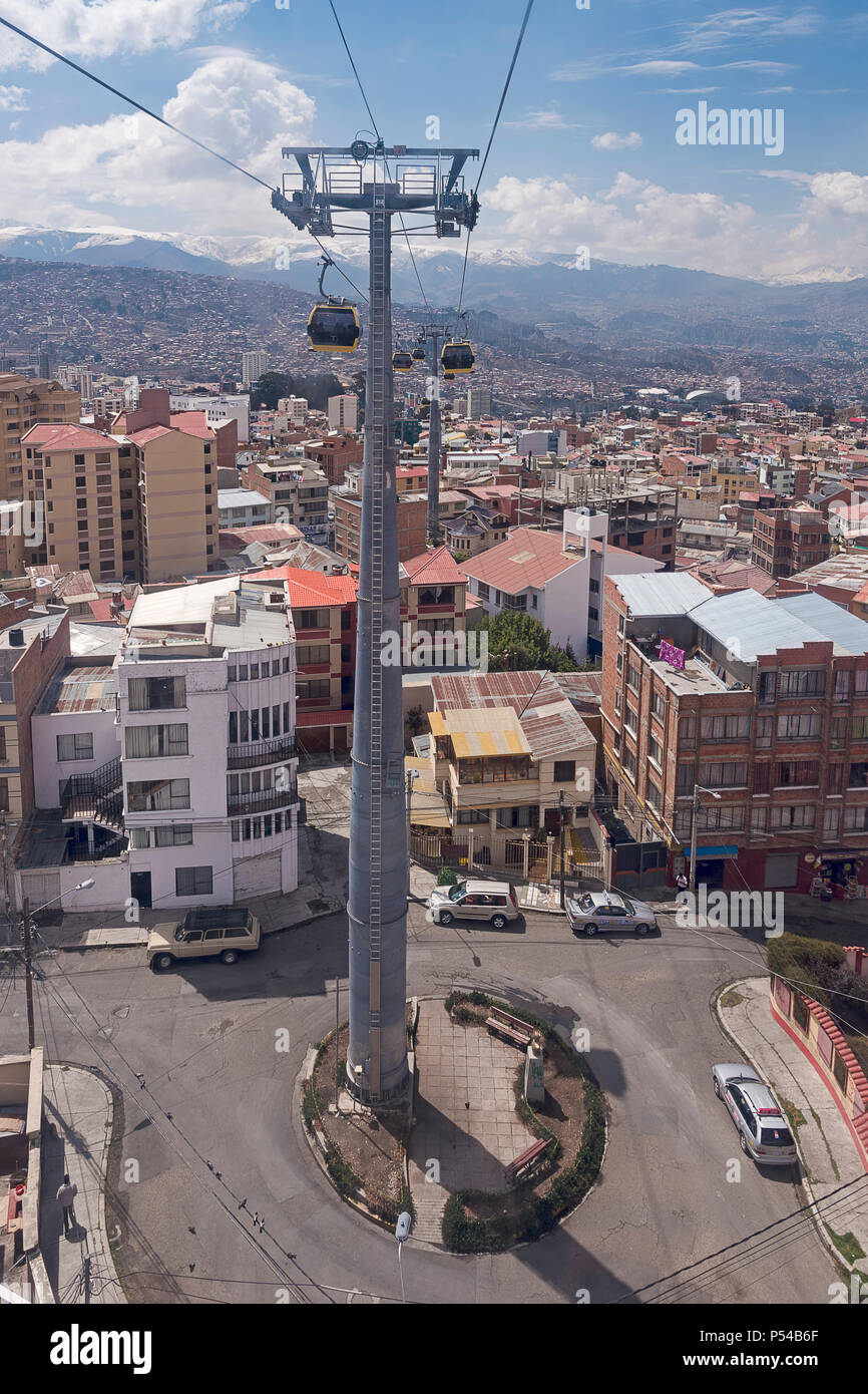 Les transports en commun et voiture dans la ville, téléphérique urbain réseau, La Paz, Bolivie Banque D'Images