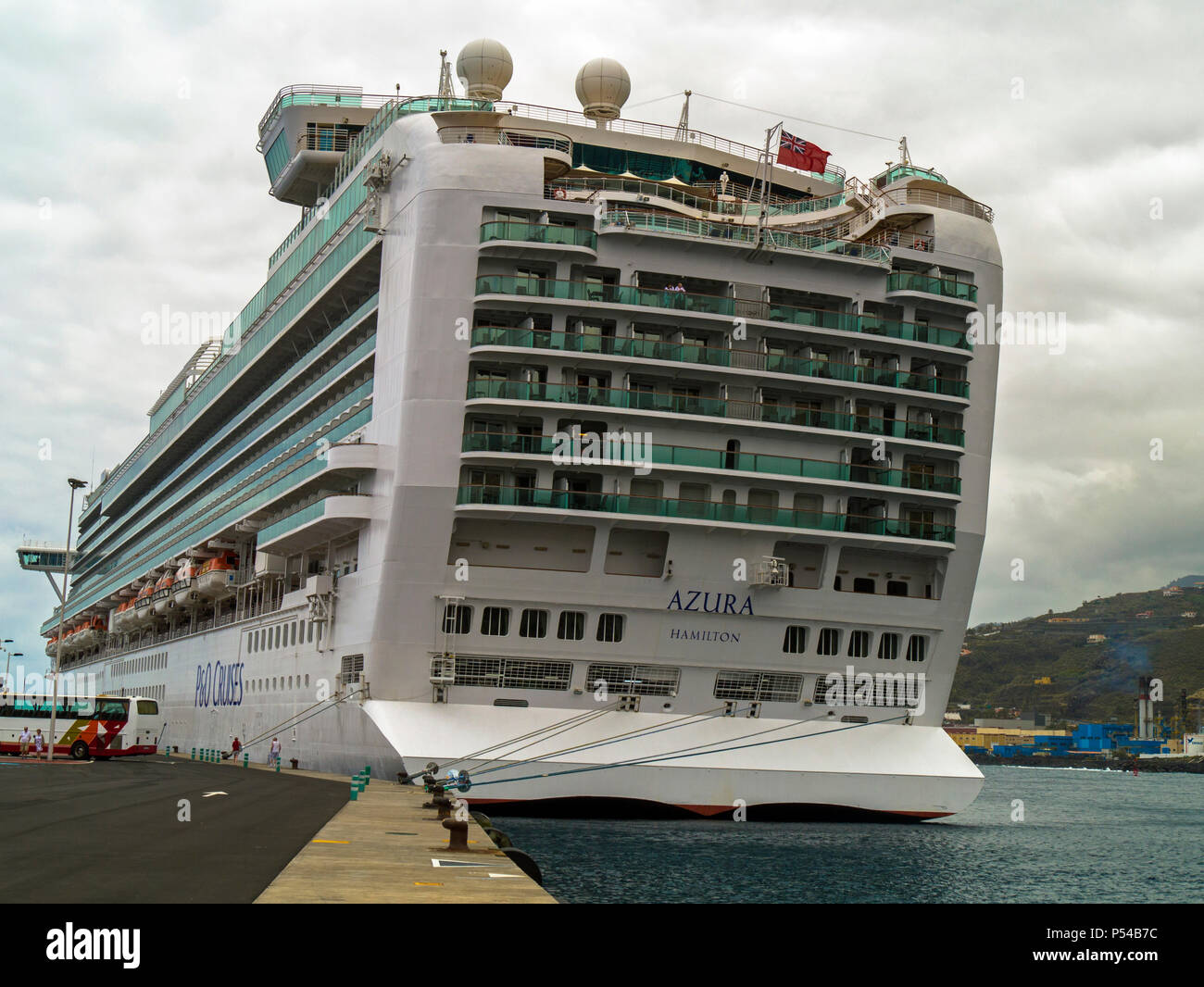 Stern de la Hamilton (Bermudes) P&O cruise ship Azura battant un Red Ensign britannique standard, La Palma, Canary Islands Banque D'Images
