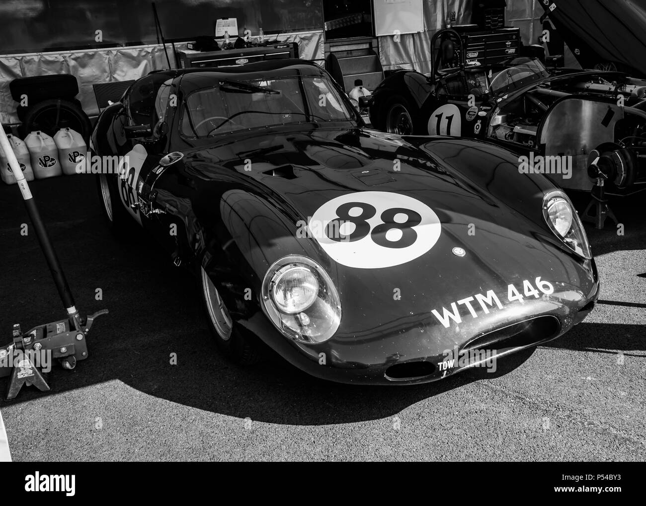 Voiture de course vintage Banque d'images noir et blanc - Alamy