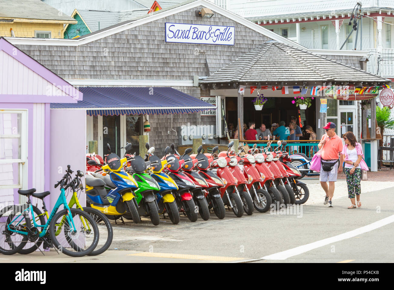 Les scooters sont disponibles à la location pour les visiteurs et les touristes sur le circuit Avenue Extension à Oak Bluffs, Massachusetts sur Martha's Vineyard. Banque D'Images