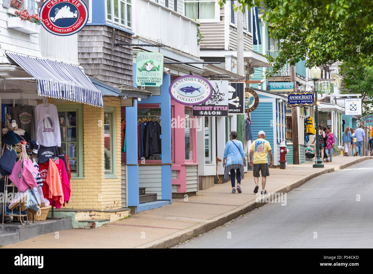 Boutiques et restaurants Circuit ligne Avenue, le quartier commercial principal au centre-ville de Falmouth, Massachusetts sur Martha's Vineyard. Banque D'Images