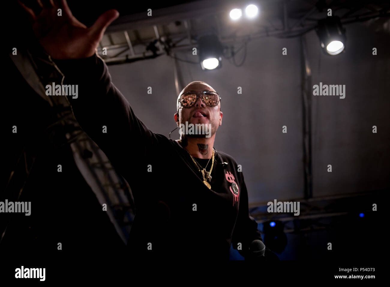 Napoli, Italie. 23 Juin, 2018. Gué PeQueno, rappeur italien Arenile di Bagnoli Gentleman avec son tour, avec de nombreux invités, Enzo Avitabile, Franco Ricciardi, Luchè, Enzo Dong, Dj Jay K et Vale Lambo. Credit : Massimo Solimene/Pacific Press/Alamy Live News Banque D'Images