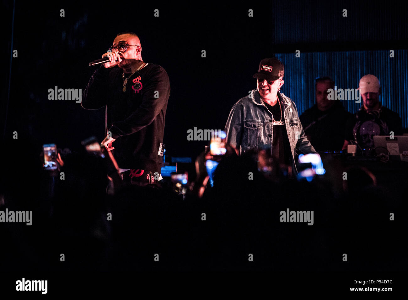 Napoli, Italie. 23 Juin, 2018. Gué PeQueno, rappeur italien Arenile di Bagnoli Gentleman avec son tour, avec de nombreux invités, Enzo Avitabile, Franco Ricciardi, Luchè, Enzo Dong, Dj Jay K et Vale Lambo. Credit : Massimo Solimene/Pacific Press/Alamy Live News Banque D'Images