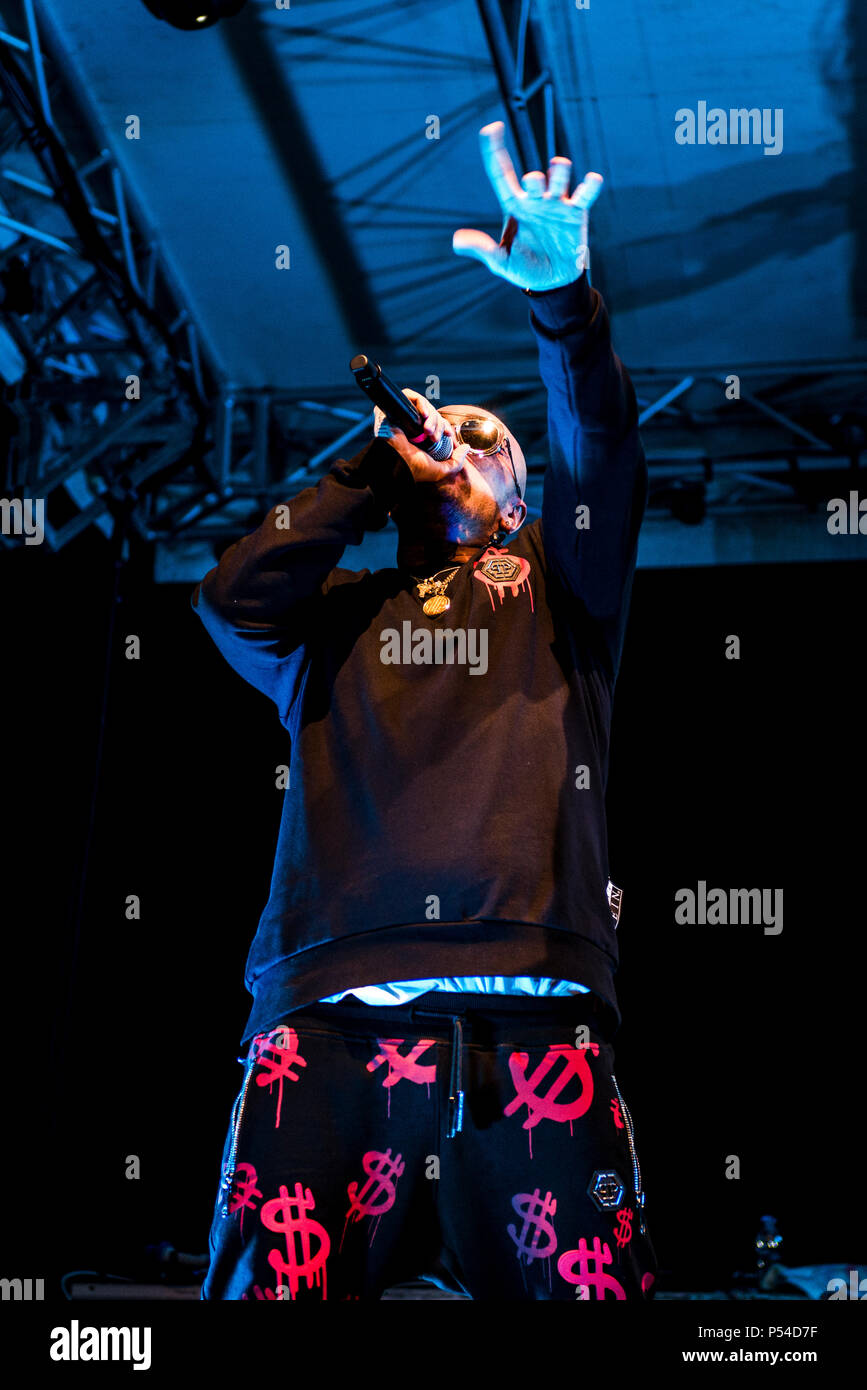 Napoli, Italie. 23 Juin, 2018. Gué PeQueno, rappeur italien Arenile di Bagnoli Gentleman avec son tour, avec de nombreux invités, Enzo Avitabile, Franco Ricciardi, Luchè, Enzo Dong, Dj Jay K et Vale Lambo. Credit : Massimo Solimene/Pacific Press/Alamy Live News Banque D'Images