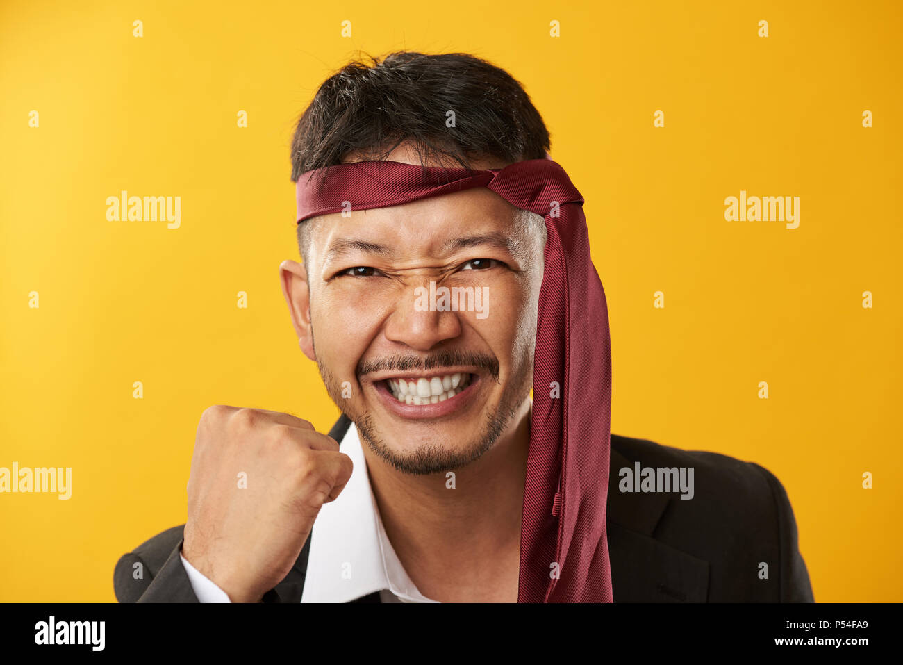 Portrait of happy asian jeune homme isolé sur fond jaune Banque D'Images