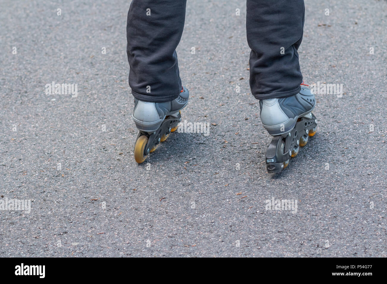 Gros plan du pied de l'homme avec patin à roulettes sur la route. Débutant,  sport urbain, l'activité rollers sur route asphaltée. Copy space Photo  Stock - Alamy