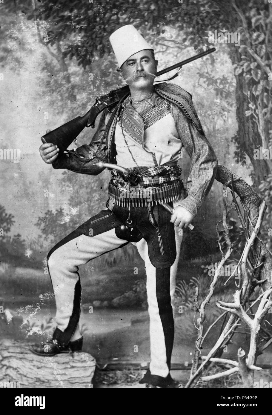 Costume musulman, Scutari, ALBANIE. La Veste et gilet sont fortement avec tresse tresse d'or. Les pantalons sont des pieds blancs, les coutures avec tressé noir fait main soutache. La manipulation d'argent est bloqué dans le pistolet de couleur lumineux emballages de la ceinture. Août 1921 Banque D'Images