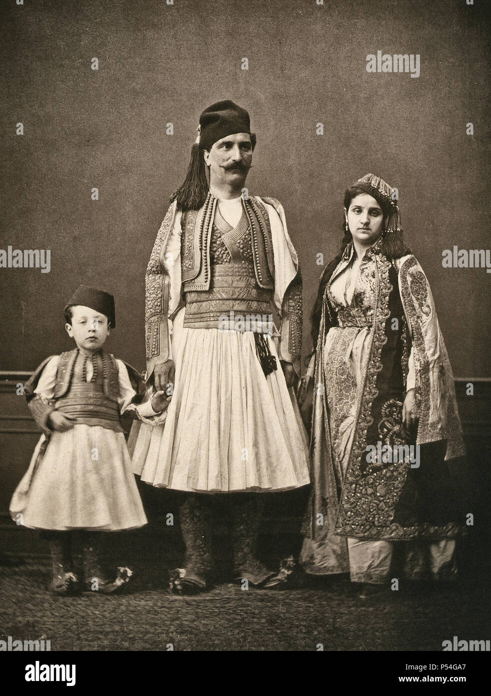 Studio portrait de modèles portant des vêtements traditionnels de la province de l'YanÄ Ìˆa±(Yanya), l'Empire Ottoman, vers 1873 Banque D'Images