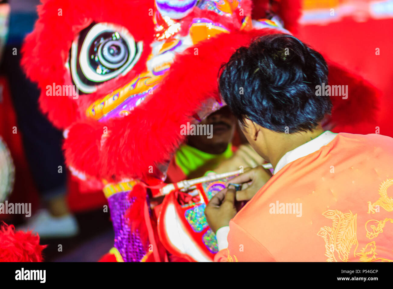 L'équipe de danse du lion lion rouge sont préparés pour costume de danse du lion montre la nuit pendant le festival du Nouvel an chinois à Bangkok, Thaïlande Banque D'Images