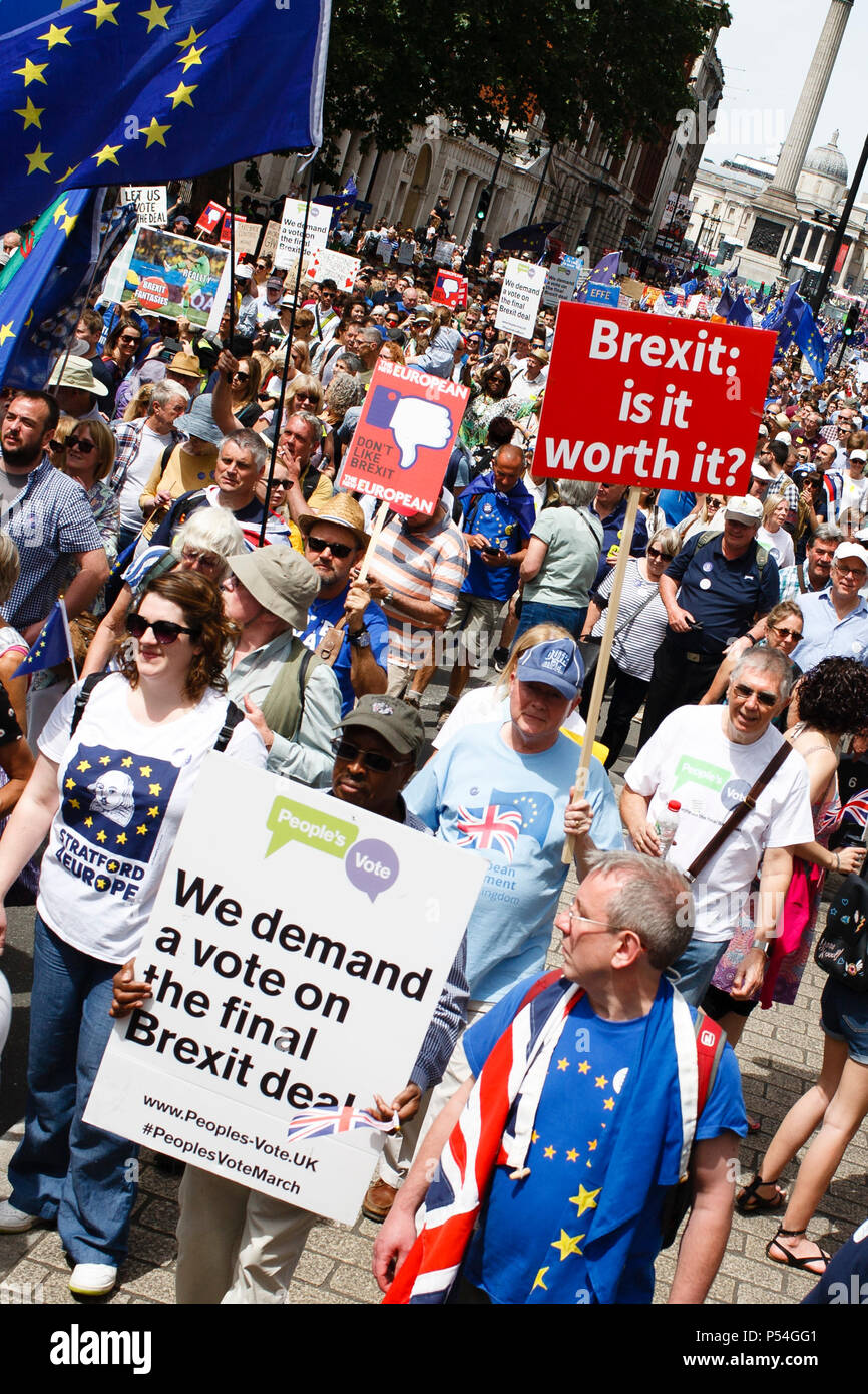 Vu la tenue de démonstration des pancartes et des banderoles pendant la marche. Des manifestants pro-UE par dizaines de milliers comme l'inondation Whitehall 'March pour un vote du peuple" à la tête de la courte distance de Pall Mall à la place du Parlement. La marche a été organisée par la campagne à appeler pour les termes de l'UK est un Brexit s'occuper d'être mis devant le peuple britannique, sous la forme d'un vote public. Exactement deux ans se sont maintenant écoulés depuis la division profondément référendum sur l'adhésion à l'UE, avec le pays en raison de quitter l'union en mars 2019. Banque D'Images