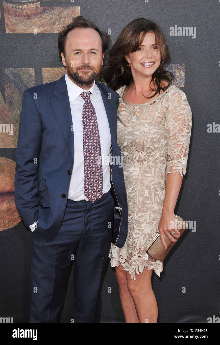 Rupert Wyatt, directeur et épouse , arrivant à la montée de la planète des singes Premiere au Chinese Theatre de Los Angeles.Rupert Wyatt, directeur et Femme  15 ------------- Red Carpet Event, Vertical, USA, Cinéma, Célébrités, photographie, Bestof, Arts, Culture et divertissement, Célébrités Topix fashion / Vertical, Best of, événement dans la vie d'Hollywood, Californie - Tapis rouge et en backstage, USA, Cinéma, Célébrités, cinéma, télévision, Célébrités célébrités musique, photographie, Arts et culture, Bestof, divertissement, Topix, verticale de la famille de l'année 2011, , Banque D'Images