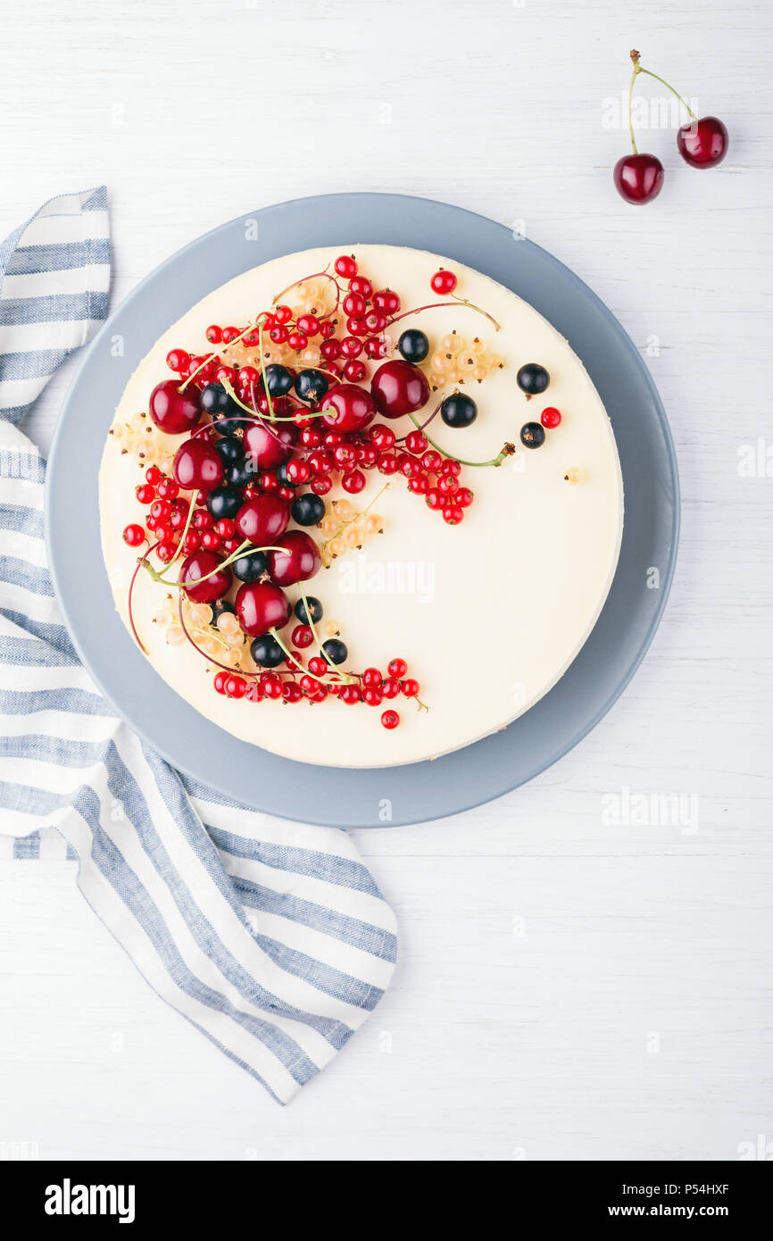 New York Cheese Cake Aux Fruits Rouges Sur La Table En Bois Blanc Vue D En Haut De Groseille Rouge De Cassis Et De Cerise Photo Stock Alamy
