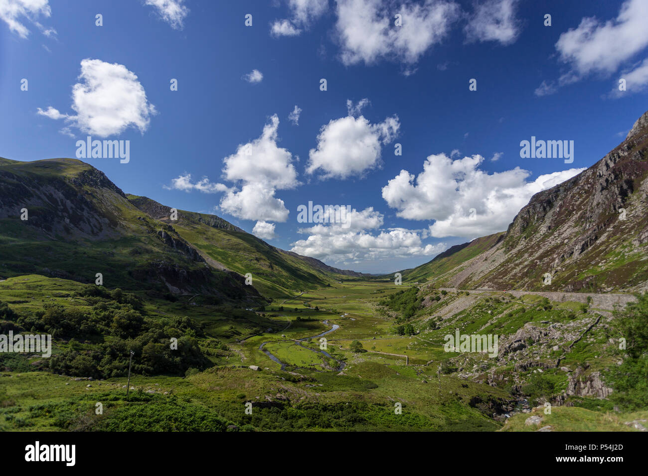 Nant Ffrancon valley dans la région de Snowdonia, le Nord du Pays de Galles lors d'une journée ensoleillée Banque D'Images