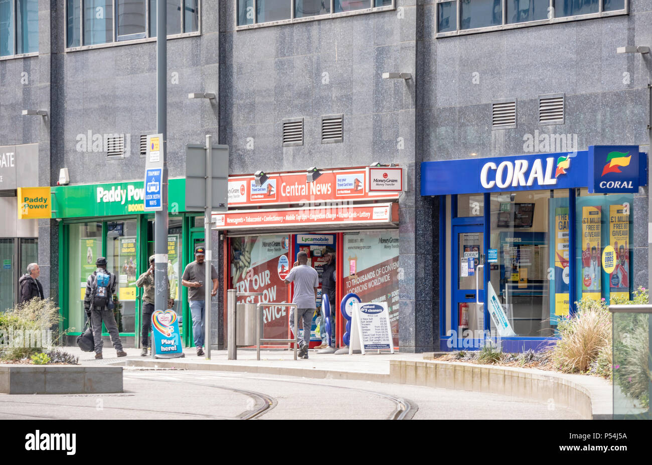 Coral et Paddy Power Bookmakers sur une grande rue de Birmingham, England, UK Banque D'Images