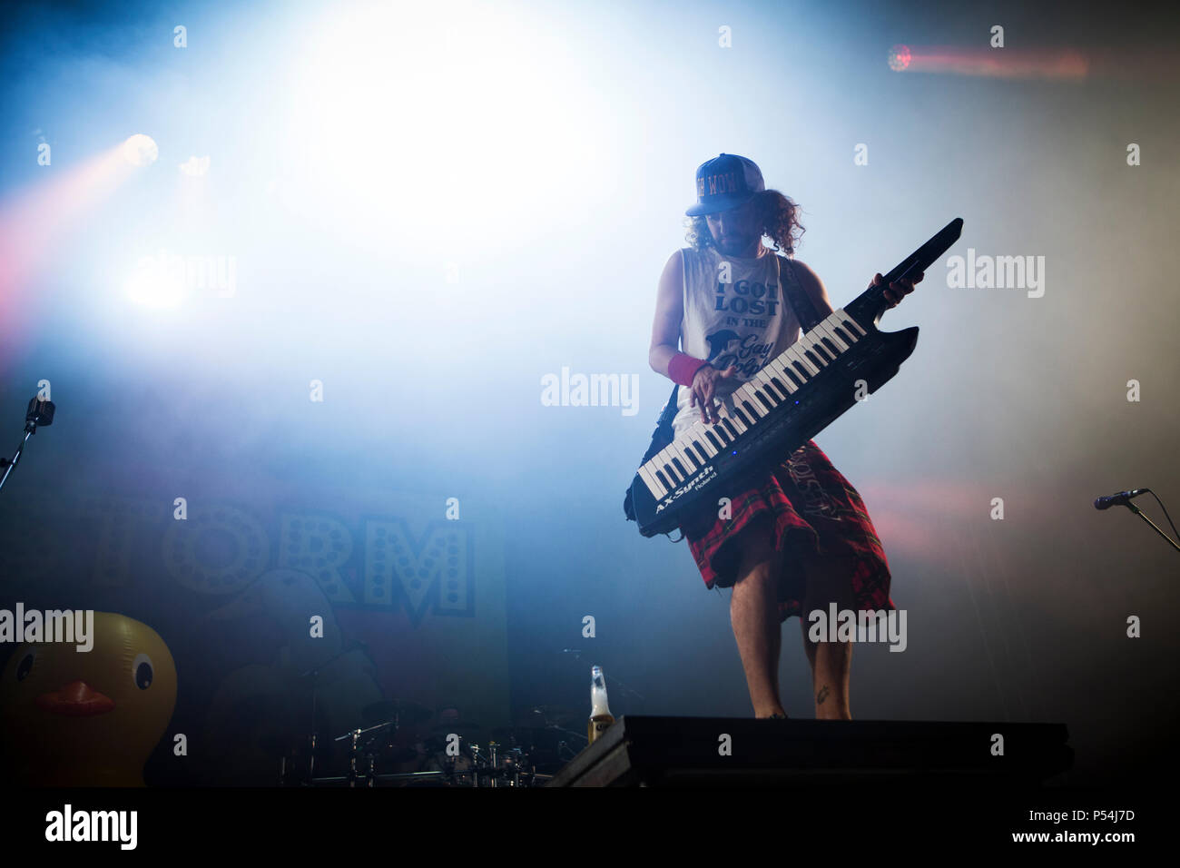 Danemark, copenhague - le 23 juin 2018. Le pirate écossais Metal Hard Rock Trust bande effectue un concert live au cours de l'heavy metal danois à Copenhague 2018 festival Copenhell. Ici le chanteur et keytarist Christopher est vu sur scène. (Photo crédit : Gonzales Photo - Christian Hjorth). Banque D'Images Danemark, copenhague - le 23 juin 2018. Le pirate écossais Metal Hard Rock Trust bande effectue un concert live au cours de l'heavy metal danois à Copenhague 2018 festival Copenhell. Ici le chanteur et keytarist Christopher est vu sur scène. (Photo crédit : Gonzales Photo - Christian Hjorth). Banque D'Images