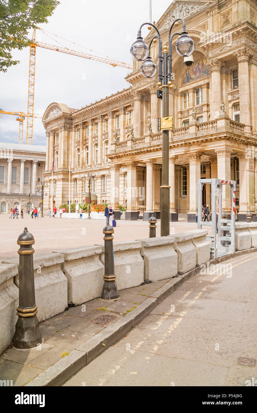 Barrières anti-terroristes à l'extérieur du bâtiment du Conseil municipal de Birmingham, Birmingham, Angleterre, RU Banque D'Images