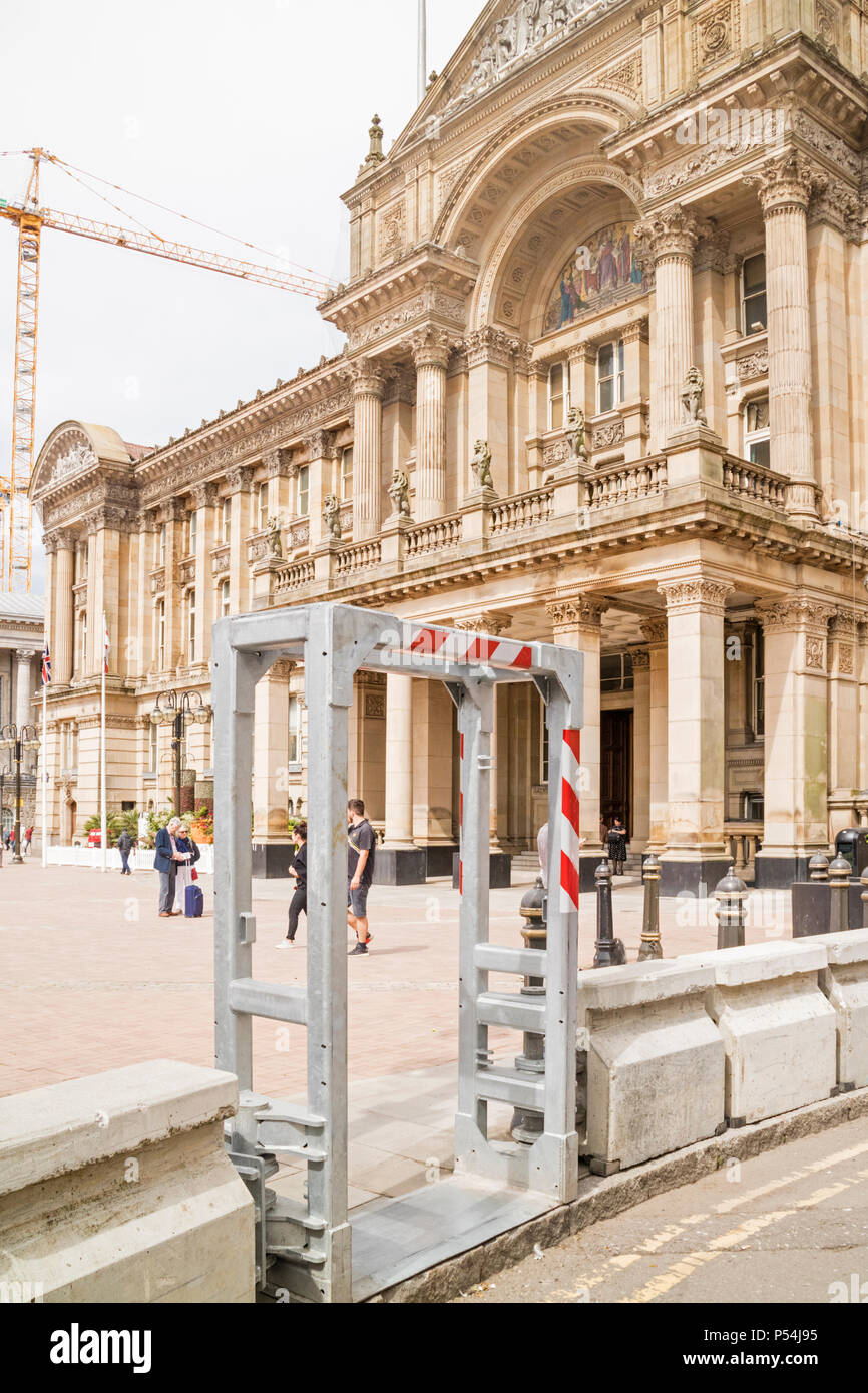 Barrières anti-terroristes à l'extérieur du bâtiment du Conseil municipal de Birmingham, Birmingham, Angleterre, RU Banque D'Images