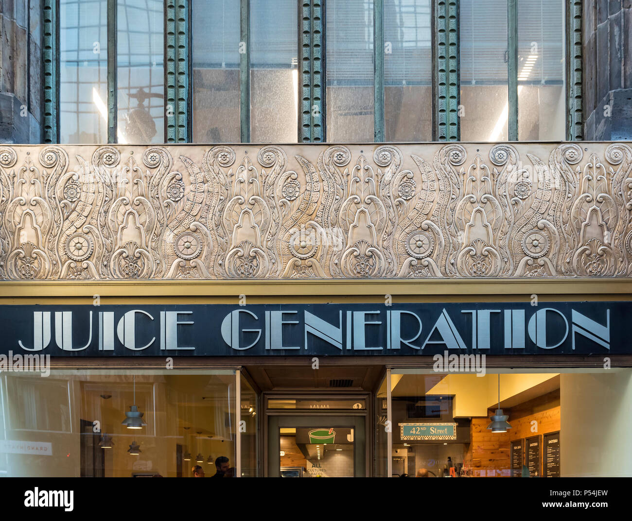 Logo Art-déco de génération de jus sur Chanin Building à Manhattan, New York City, USA Banque D'Images