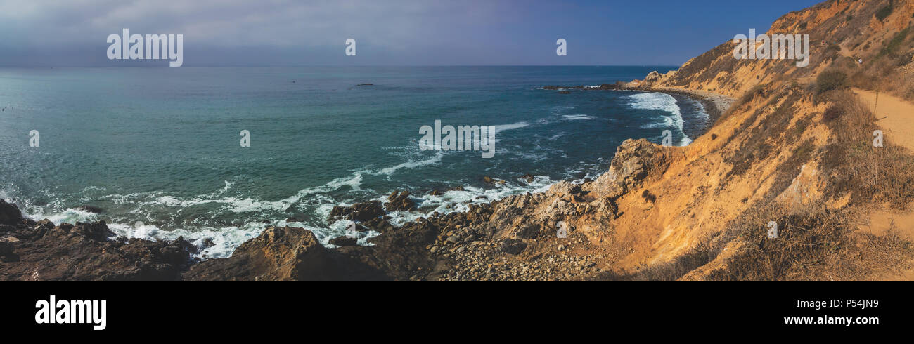 De belles vagues se briser sur la plage rocheuse de Bluff Cove avec télévision Point Rock Rock formation à l'arrière-plan, Palos Verdes Estates, Californie Banque D'Images
