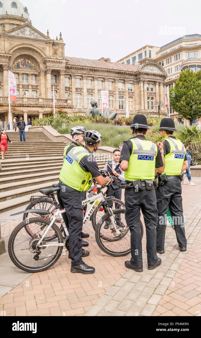 La police communautaire à Victoria Square, Birmingham, Englans, UK Banque D'Images