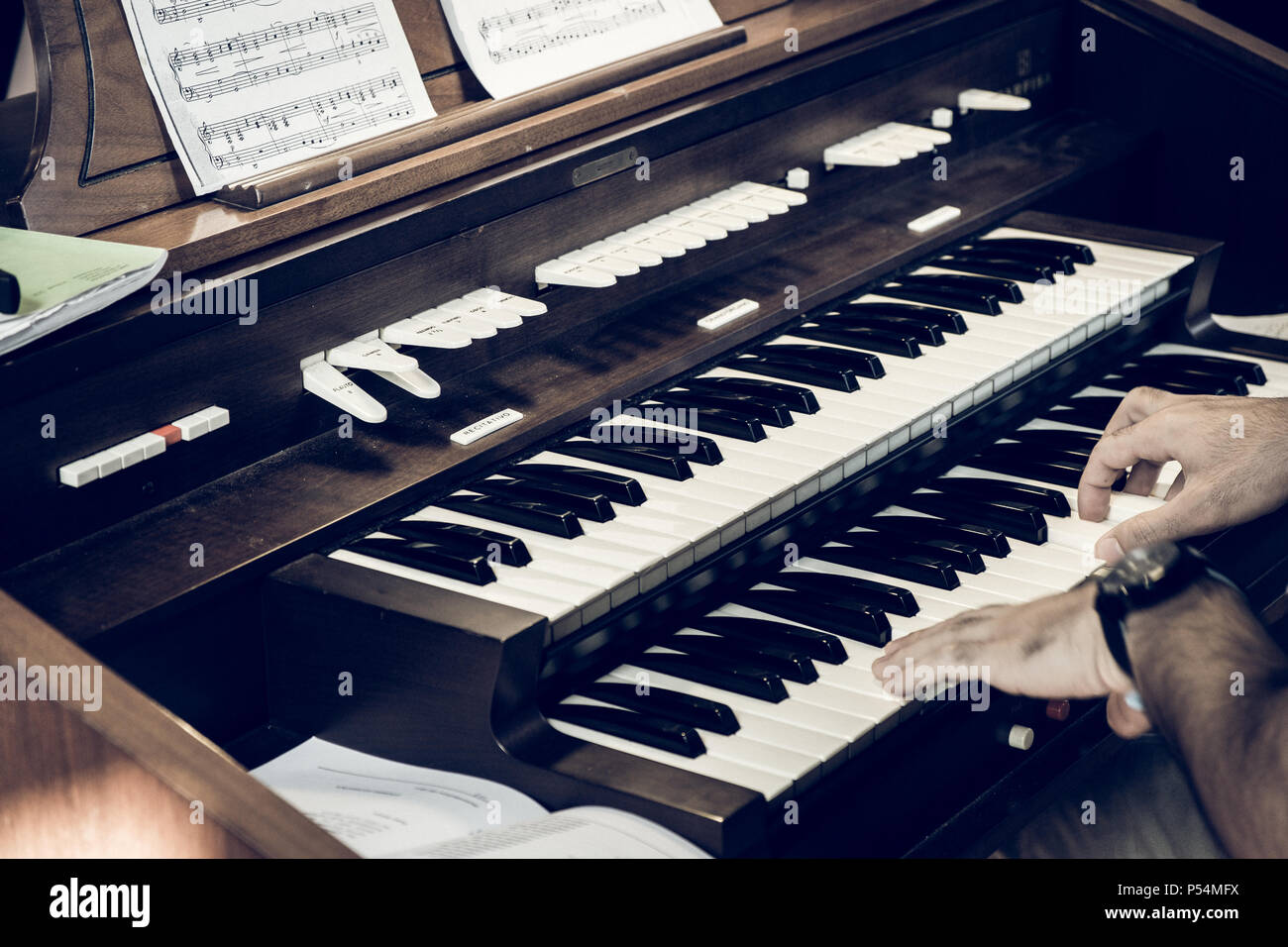 Florence, Italie - Septembre 2016 - Jeune homme à l'orgue dans une église Banque D'Images