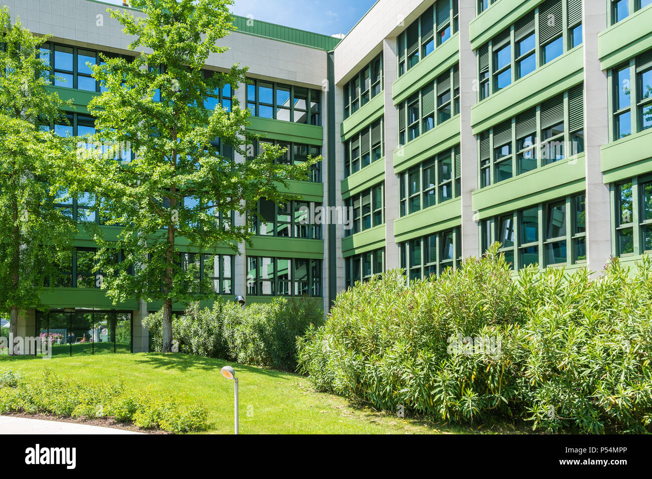 Hôpital de Arco - Trento - Trentin-Haut-Adige - Italie : un bâtiment moderne entouré d'arbres. L'extérieur de l'hôpital moderne. Banque D'Images