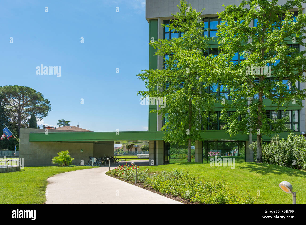 Hôpital de Arco - Trento - Trentin-Haut-Adige - Italie : un bâtiment moderne entouré d'arbres. L'extérieur de l'hôpital moderne. Banque D'Images