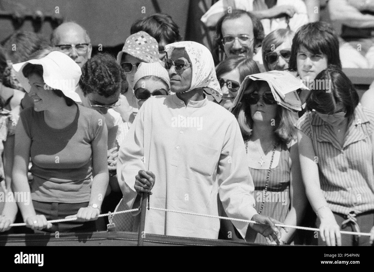 Tennis de Wimbledon, le jeudi 24 juin 1976. Notre photo montre ... Au cours des scènes de foule, les spectateurs à couvrir la tête de chaleur intense de soleil. Banque D'Images