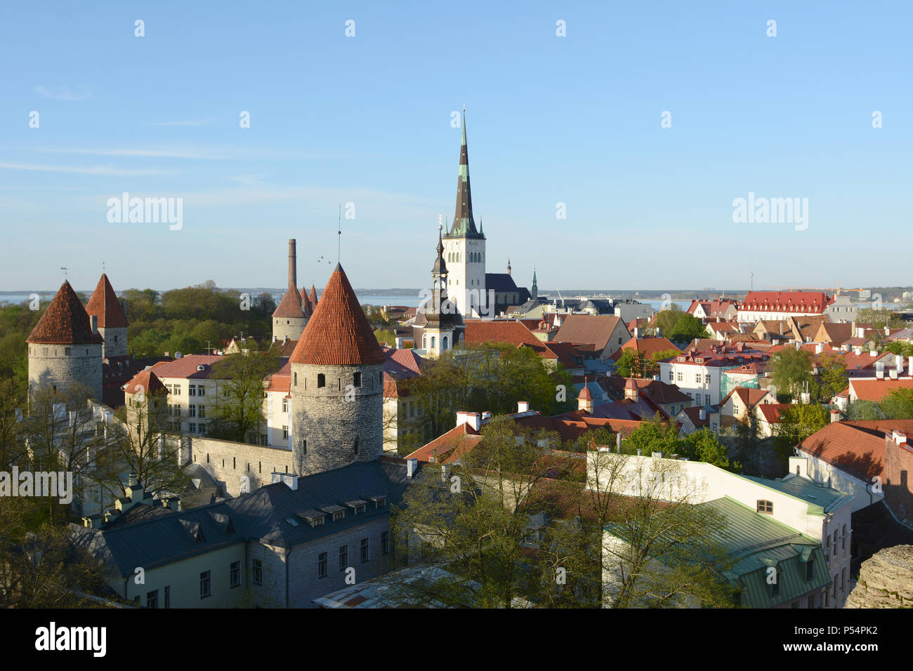 La ville de Tallinn, Estonie - site du patrimoine mondial de l'UNESCO - fortifications de la ville médiévale et de clochers, s'élever au-dessus des maisons Banque D'Images