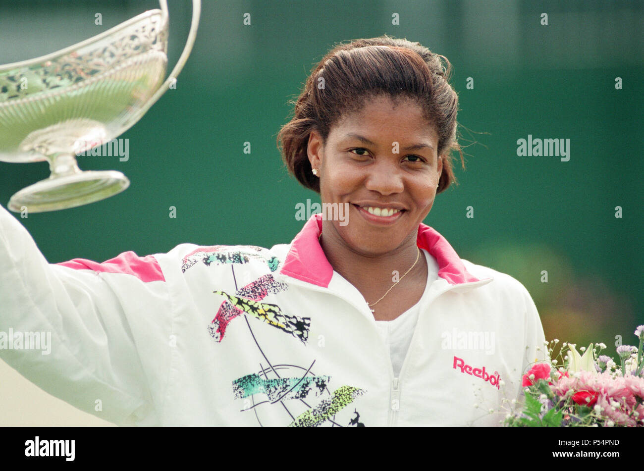 La finale de la DFS Classic à Edgbaston Priory. United States Lori McNeil battu United States Zina Garrison-Jackson 6-4, 2-6, 6-3. Sur la photo, Lori McNeil célèbre sa victoire. 13 juin 1993. Banque D'Images