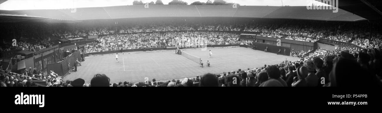 Wimbledon Tennis, vue panoramique d'un match en action. 26 juin 1962. Banque D'Images