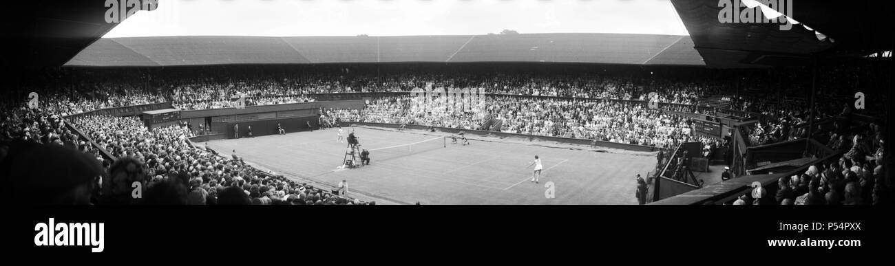 Wimbledon Tennis, vue panoramique d'un match en action. 26 juin 1962. Banque D'Images