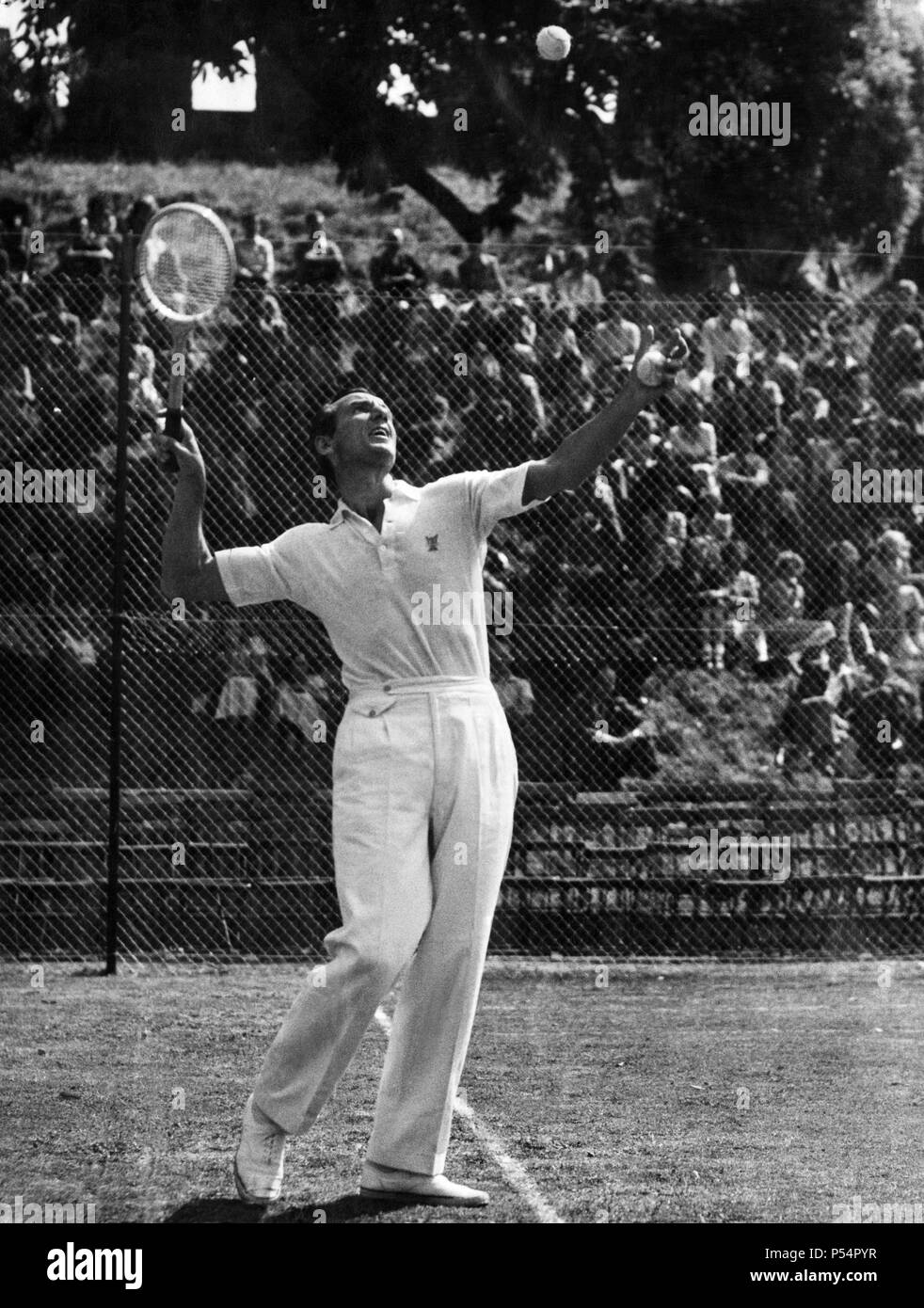 Fred Perry tennis player démontre le jeu de service dans le cadre de son exposition au château de Cardiff. 8 Juillet 1949 Banque D'Images