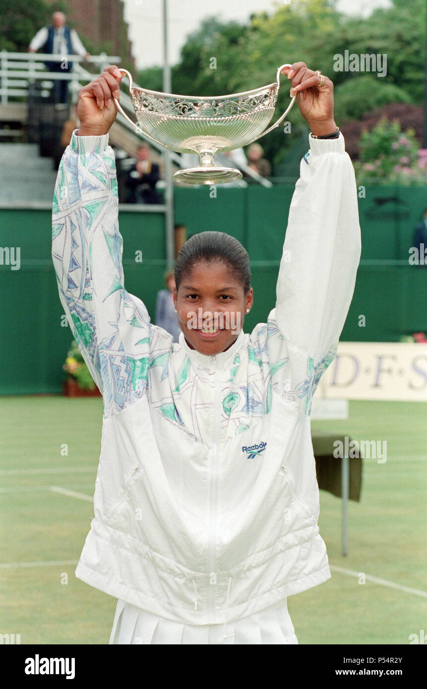 La finale du Championnat de Tennis Classic DFS à l'Edgbaston Priory Club. Lori McNeil battu Zina Garrison-Jackson 6 ?2, 6 ?2. Sur la photo, Lori McNei avec le trophée. 12 juin 1994. Banque D'Images